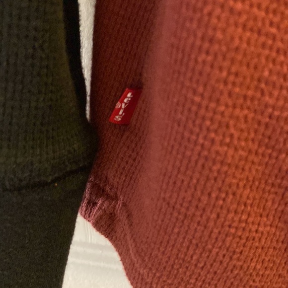 An excellent condition Levi’s raglan waffle LST shirt in black and burgundy - Picture 5 of 5